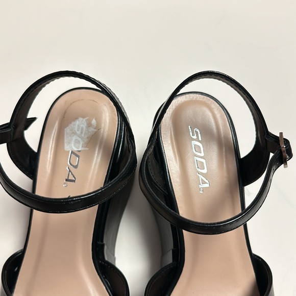 Soda Platform Sandal - Picture 4 of 11
